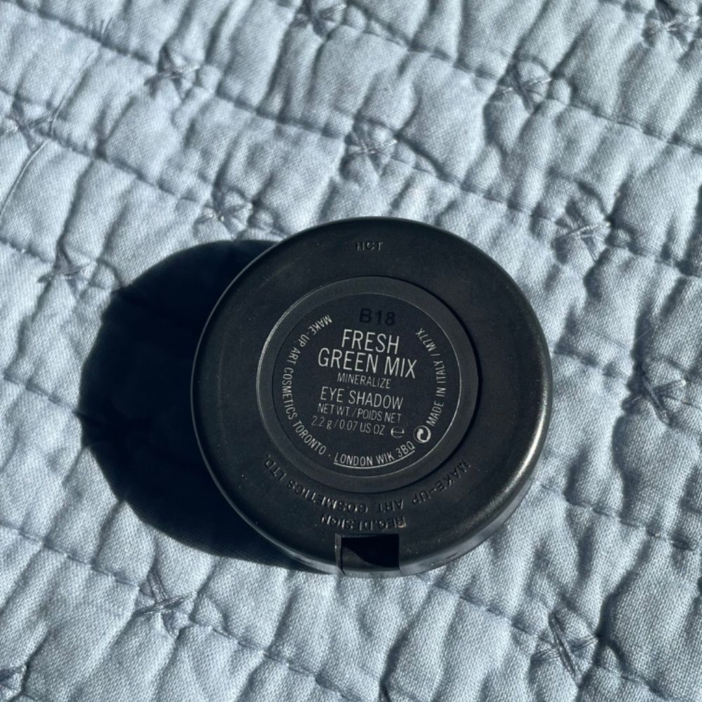 LE MAC Mineralize Eyeshadow in Fresh Green Mix - Picture 4 of 4